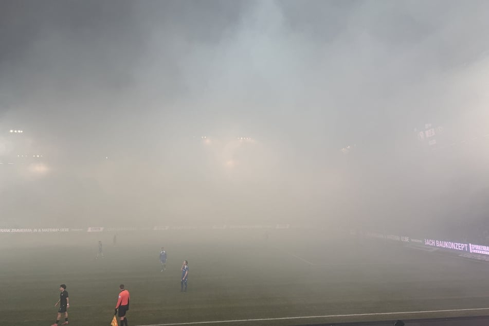 Die Pyro der Dynamo-Fans hat das Stadion vernebelt.