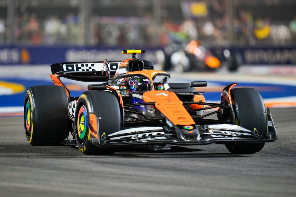 Lando Norris verteidigt in Singapur erstmals seine Pole Position über Runde eins hinaus - und feiert einen souveränen Start-Ziel-Sieg.