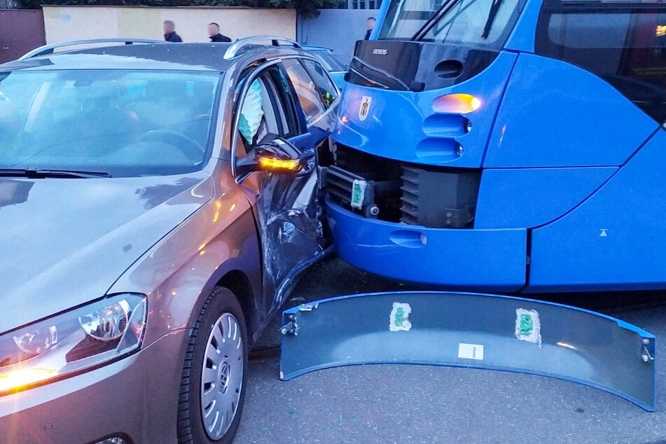 Eine Tram der Linie 19 ist in Pasing-Obermenzing mit einem Volkswagen kollidiert, verletzt wurde bei dem Unfall glücklicherweise niemand.