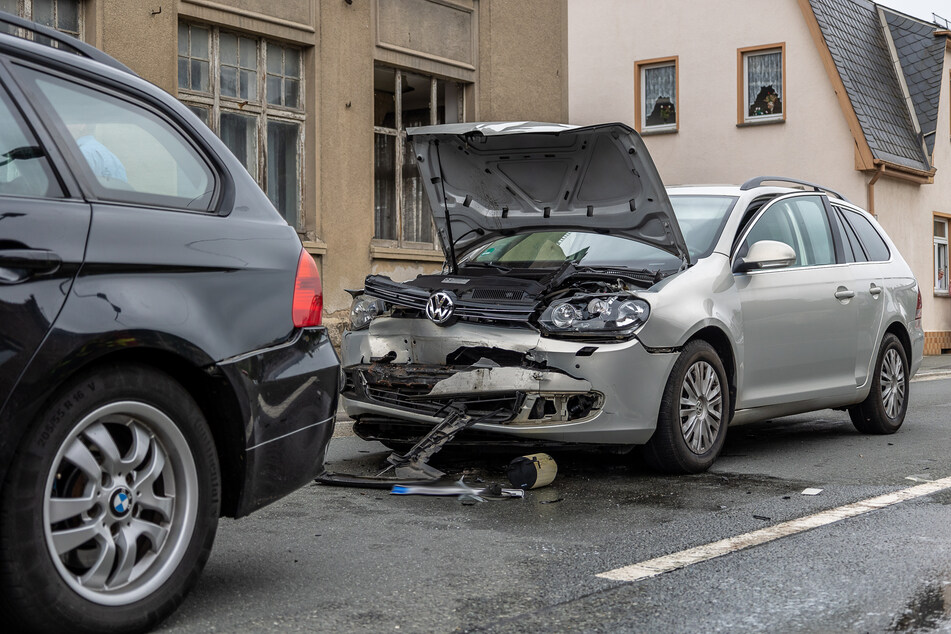 In Lengenfeld ist am Mittwoch ein VW auf einen BMW aufgefahren, der dann auf einen Mercedes geschoben wurde und der Mercedes schließlich auf einen Seat.