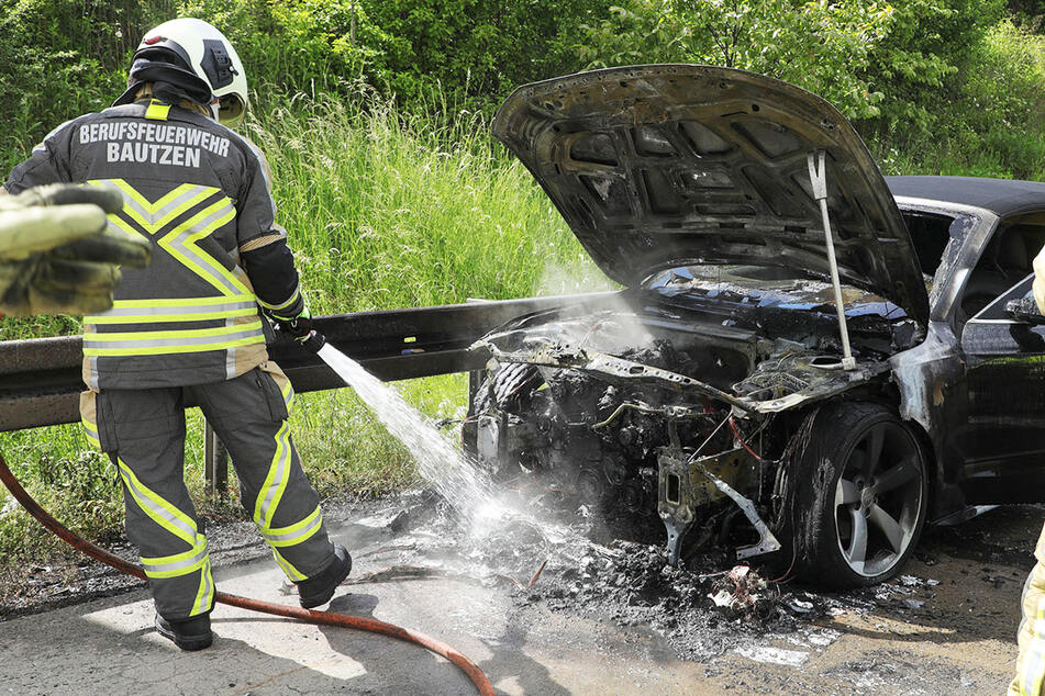 Unfall A17 Audi Brennt Lichterloh Kilometerlanger Stau Auf A17 Tag24