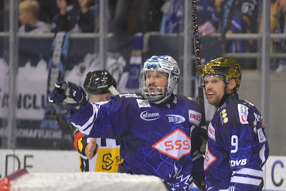 Eislöwen-Angreifer Drew LeBlanc (l.) leitete mit seinem Führungstor den Siegeszug ein.