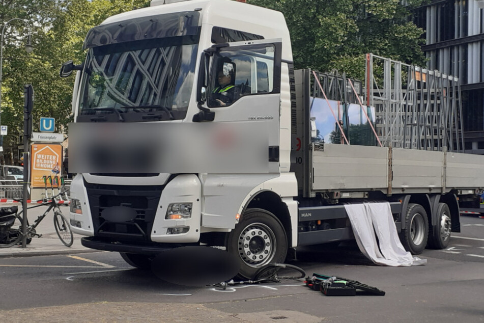 Tödlicher Unfall in Kölner City: Radfahrerin wird von Lkw erfasst und stirbt