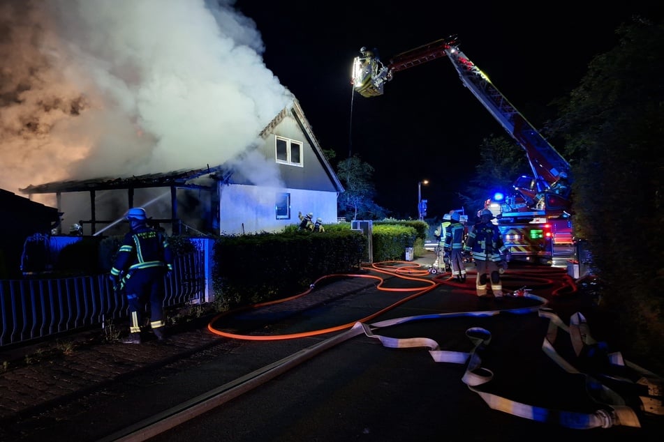 Mehr als 100 Einsatzkräfte kämpften stundenlang gegen die Flammen.