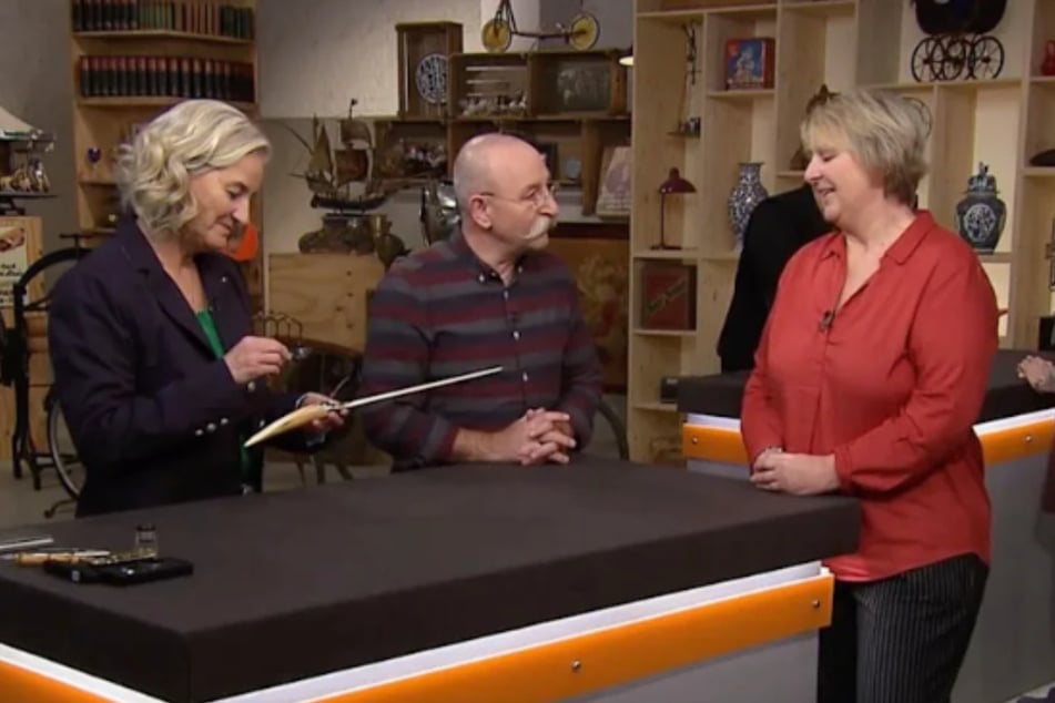 Verkäuferin Irmgard Görgens (r.) ist fest davon überzeugt, einen Zeitungswender mit zu "Bares für Rares" gebracht zu haben.