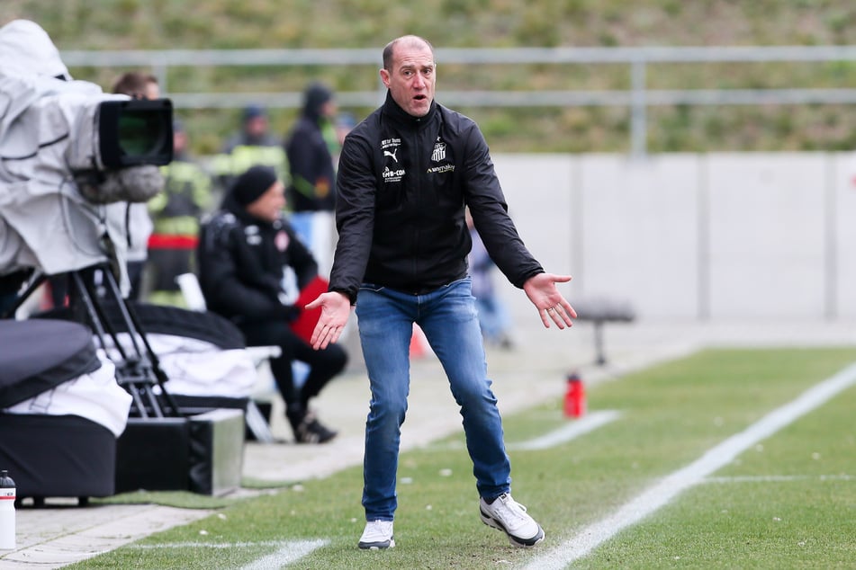 Klare Ansage, klarer Auftrag: FSV-Coach Joe Enochs hat seiner Mannschaft vor der Partie gegen Uerdingen eine Punkteziel vorgegeben.