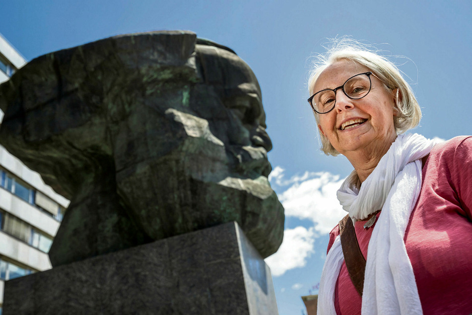 Erläutert am Pfingstmontag, warum es vor genau 30 Jahren plötzlich weniger Karl Marx in der Stadt gab: Gästeführerin Ramona Wagner (63).