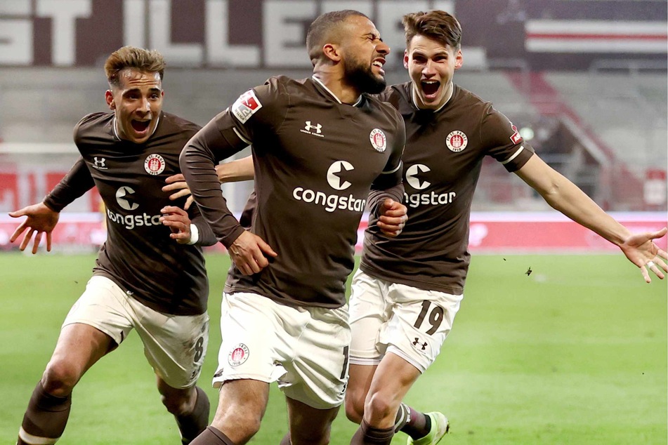 Luca Zander (26, r.) jubelt mit Torschütze Daniel Kofi Kyereh (26, M.) und Rodrigo Zalazar (21) über das Siegtor im letzten Derby.