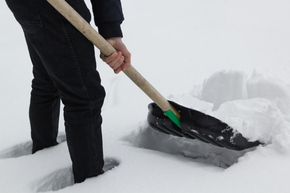Mann schippt in aller Frühe Schnee: Dann schlägt er seine Nachbarin und drückt ihren Kopf in den Schnee