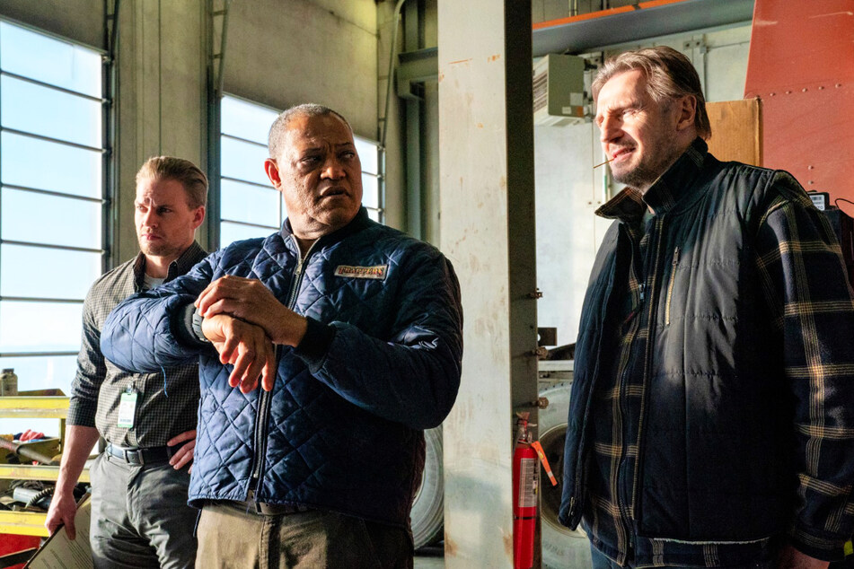 Jim Goldenrod (Laurence Fishburne, 60, M.) engagiert den erfahrenen Ice-Road-Trucker Mike McCann (Liam Neeson, 69, r.) und dessen Bruder (nicht im Foto) für eine gefährliche Rettungsmission.