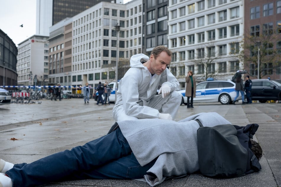 Robert Karow (Mark Waschke, 52) wird schnell klar, dass der Mörder ein professionell ausgebildeter Scharfschütze sein muss.