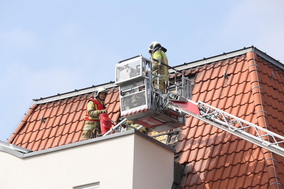 Die Feuerwehr musste nur noch die Reste des Dachbrandes löschen.