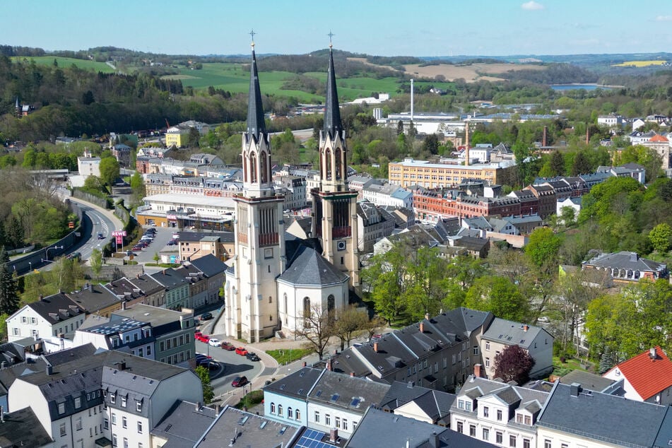 Die Doppeltürme der Stadtkirche St. Jakobi ragen hoch über die Dächer von Oelsnitz im Vogtland. Der rechte Turm ist in einem schlechten Bauzustand und müsste dringend saniert werden. Um ihn zu erhalten, fehlt Geld.