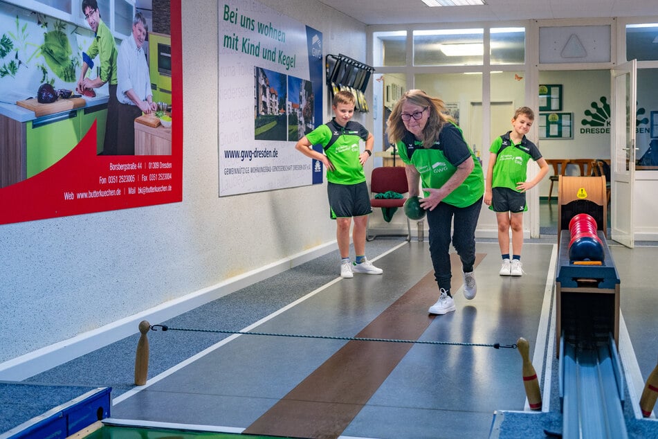 Auch wenn Monika Otto als Spielerin kaum noch aktiv ist, können sich die Kinder bei ihr einiges abschauen.