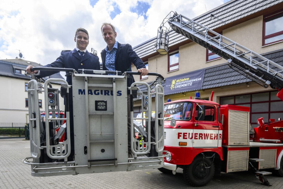 Feuerwehrchef René Kraus (49, l.) und Bürgermeister Knut Kunze (56, parteilos) freuen sich auf den Tag der offenen Tür bei der Feuerwehr.