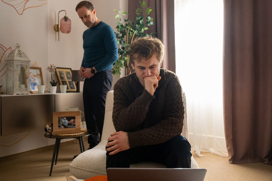 Moritz Weber (r.) kann nicht verstehen, wieso seine Mutter ihm ihre Krankheit verheimlicht hat.