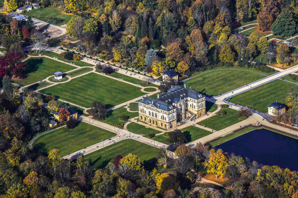 Die Luftaufnahme zeigt das zentrale Palais mit angrenzenden Arealen im Großen Garten.