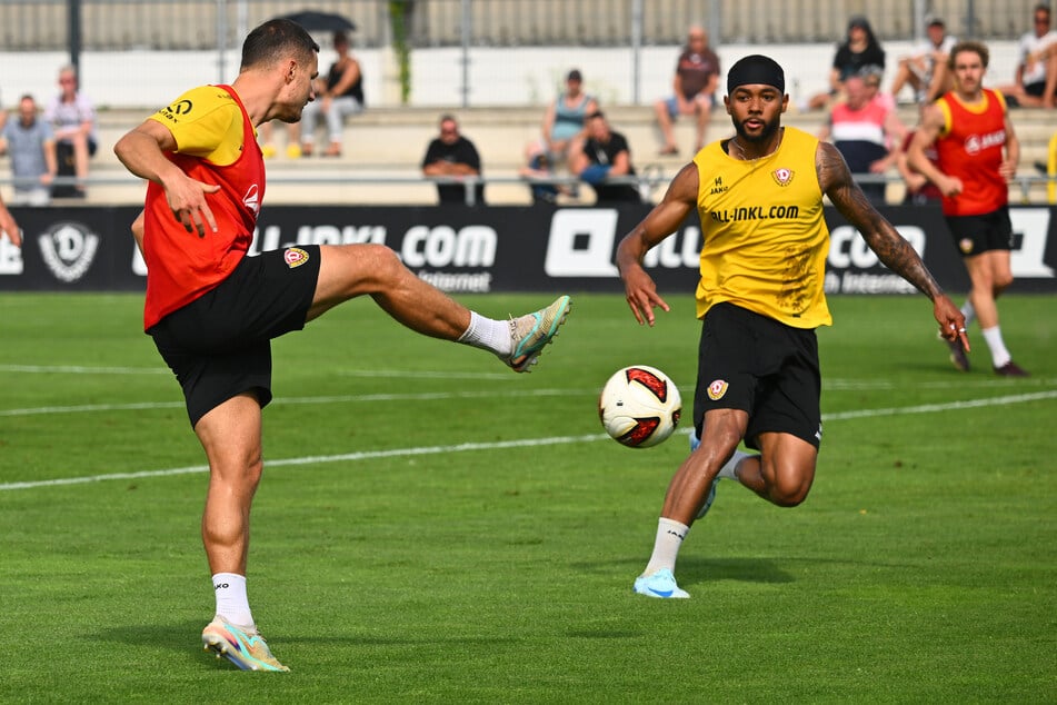 Wird der Torfabrik-Ball (M.) Jakob Lemmers (l.) bester Freund auf dem Platz?