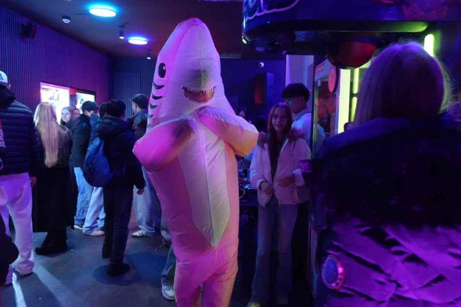 Der Späti bot zur Eröffnung ein Glücksrad, Geschenke, Musik und sogar einen boxenden Hai.