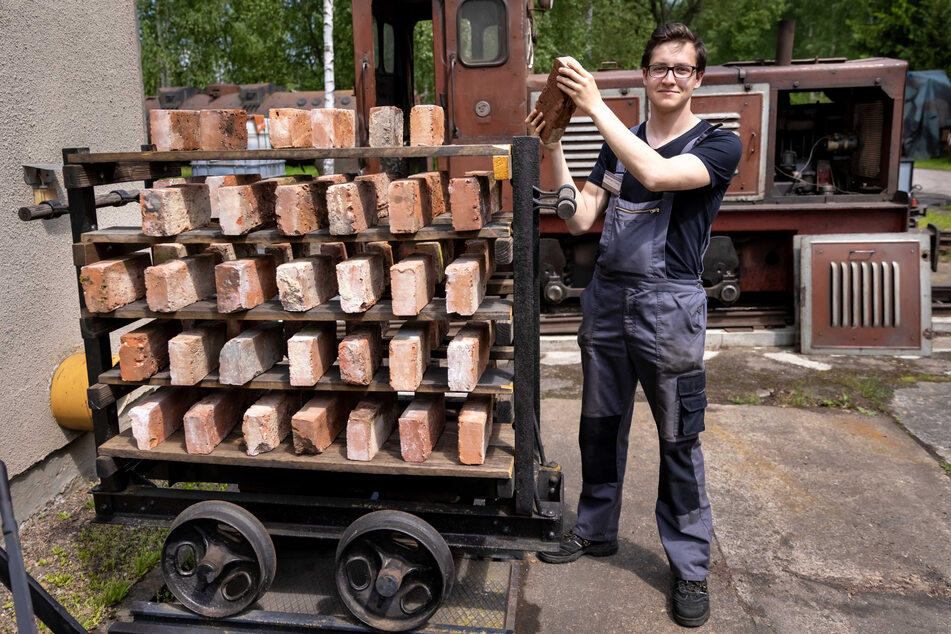 "Feldbahner" Maximilian Thieme (22) präsentiert einen rund 100 Jahre alten Etagenwagen, der einst Ziegel transportierte.