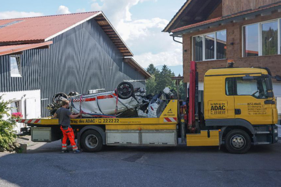 Ein Abschleppwagen befestigt das zerstörte Auto.