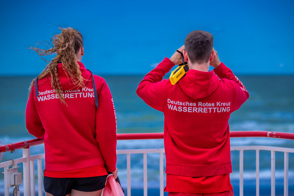 Zahlreiche Rettungskräfte der Feuerwehr und der Deutschen Lebens-Rettungs-Gesellschaft (DLRG) suchten mit mehreren Booten und Tauchern nach dem Vermissten. (Symbolbild)