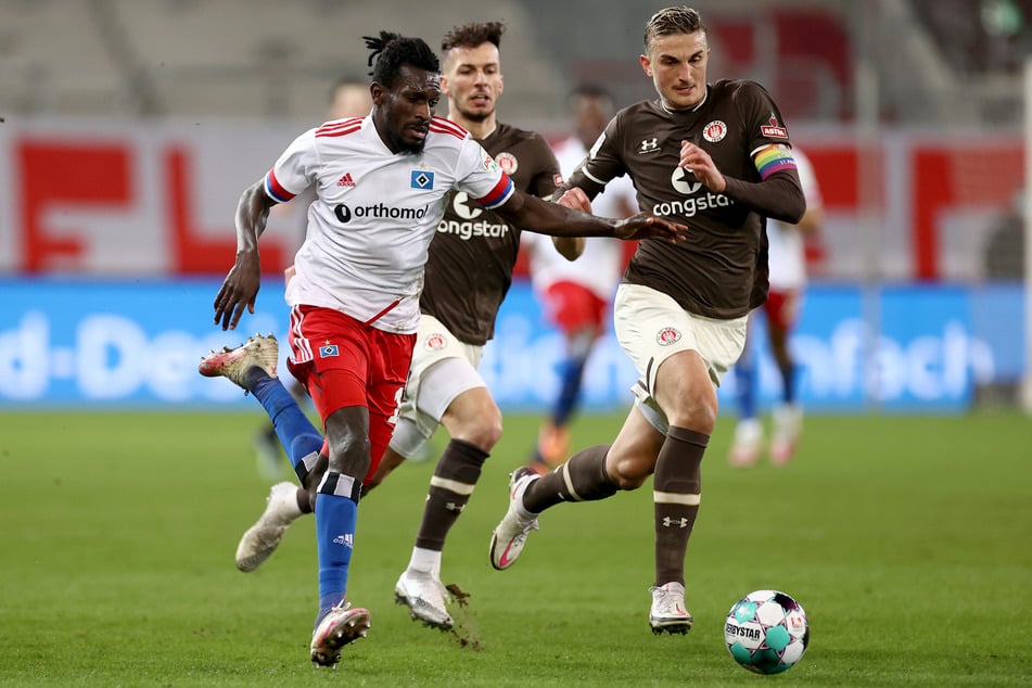 St.-Pauli-Kapitän Philipp Ziereis (28, r.) freut sich auf die neue Zweitliga-Saison, denkt aber nicht über den Aufstieg nach. (Archivfoto)