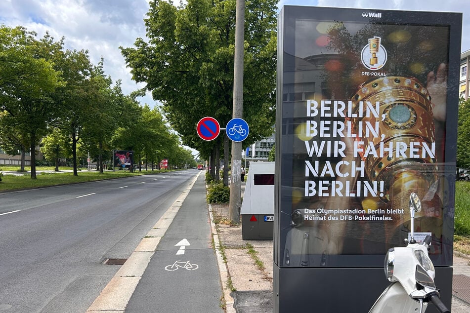 Aus der Ferne sieht man den Blitzeranhänger nicht gleich, weil er sich hinter einer Werbetafel versteckt.
