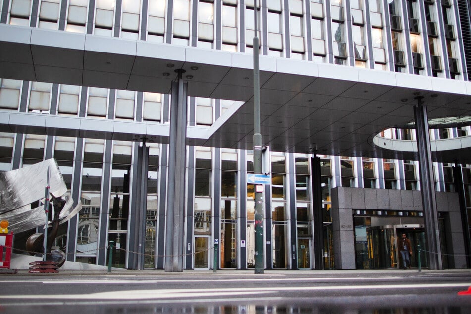 Die Büros im Innenministerium in NRW werden nur noch auf maximal 22 Grad aufgeheizt. Dafür wurde auf energiesparende LED-Leuchten umgestellt.
