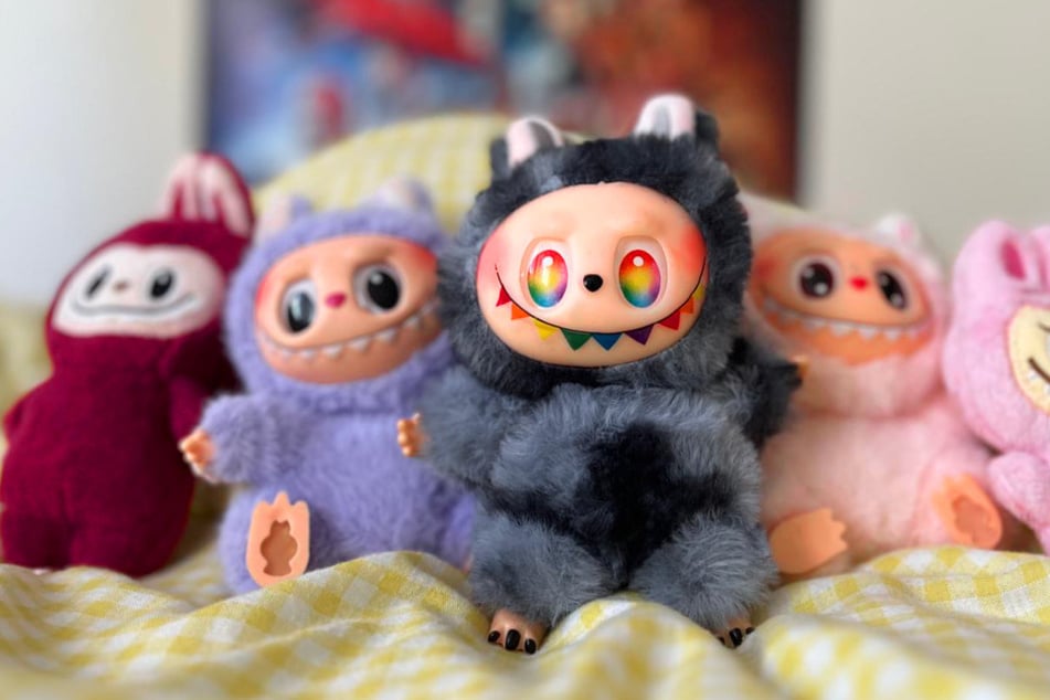 Egal, ob Labubus, oder Lafufufus (Mitte): In den Kinderzimmern halten die kleinen Monster zunehmend Einzug.
