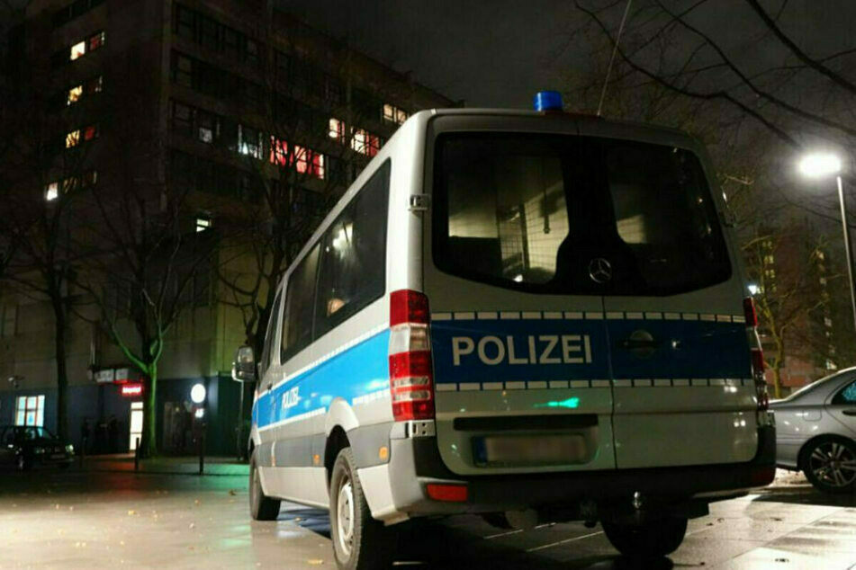In einem Wohngebiet fand die Polizei den schwer verletzten Mann. (Symbolbild)