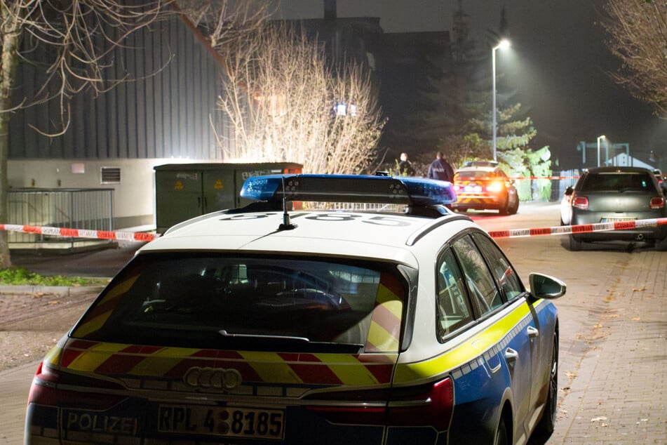 Ein Polizeisprecher sprach von "intensiven Einsatzmaßnahmen" im Stadtgebiet von Wörrstadt, nachdem eine Person mutmaßlich durch einen Schuss verletzt wurde.