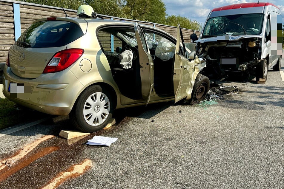 Opel kracht frontal in Kleintransporter: Drei Schwerverletzte!