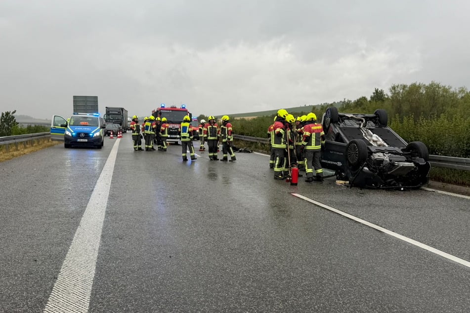 Unfall A38: Aquaplaning auf A38: VW-Fahrer überschlägt sich, Vollsperrung Richtung Leipzig