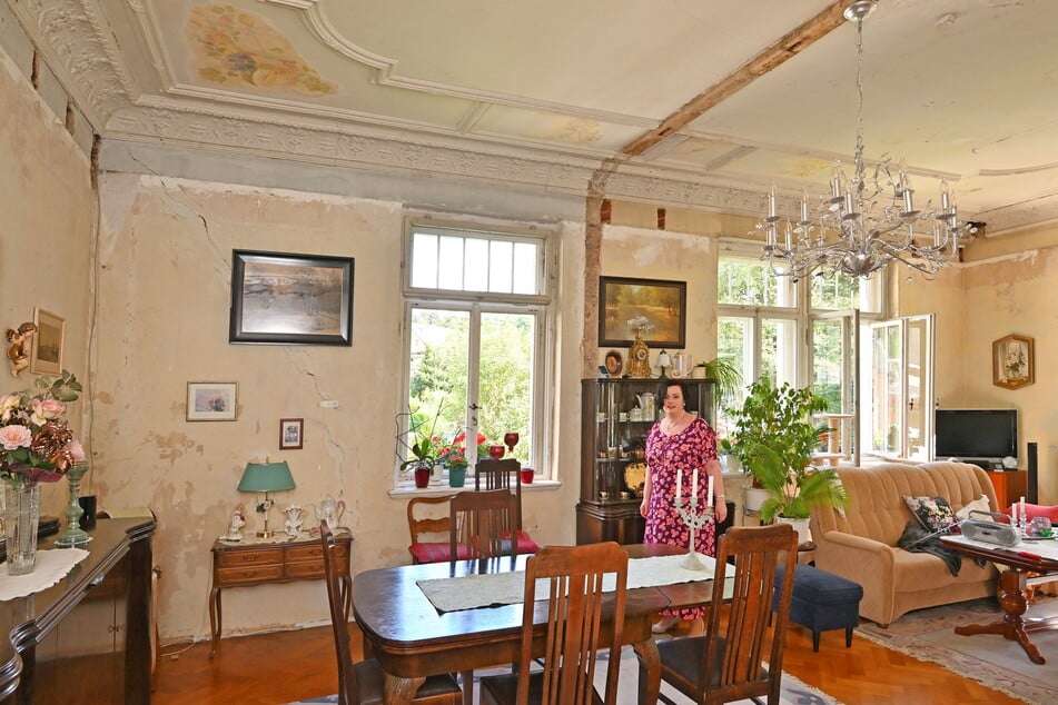 Es muss noch einiges saniert werden: Hausherrin Annett Pfob (45) zeigt das Wohnzimmer in der Grünhainichener Fabrikanten-Villa.