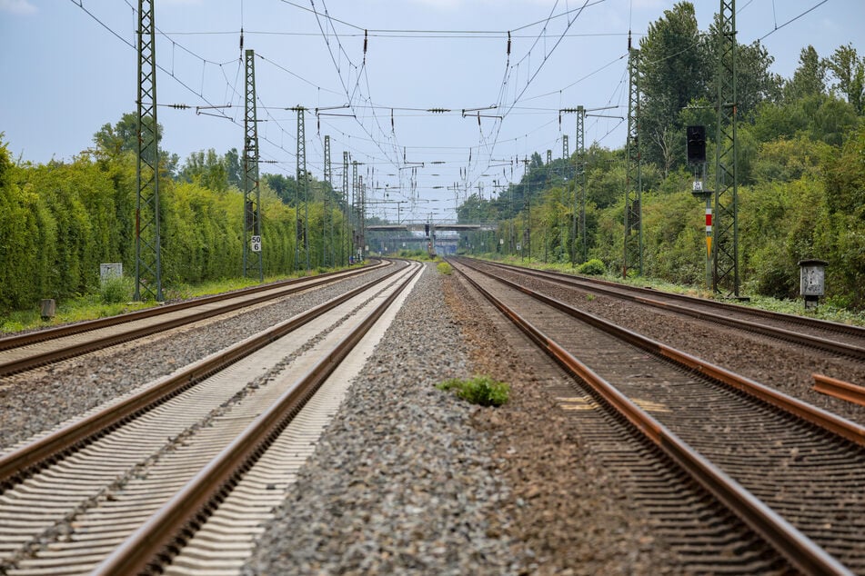 In Düsseldorf-Derendorf wurde eine Brandbombe gefunden, weshalb die Bahnstrecke gesperrt werden musste. (Archivfoto)