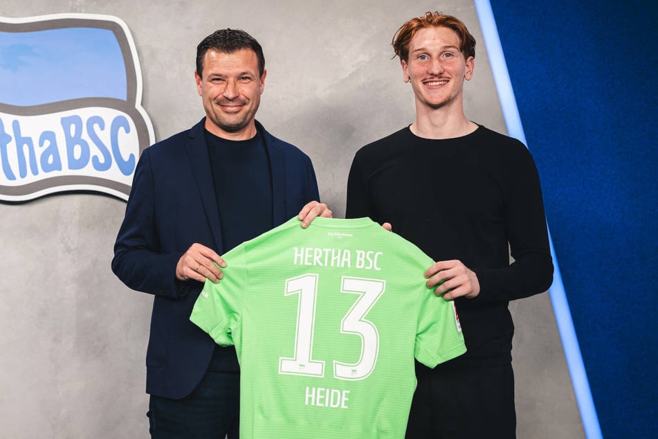 Benjamin Weber (45, l.) stellt den neuen Hertha-Keeper Konstantin Heide (19) offiziell vor.