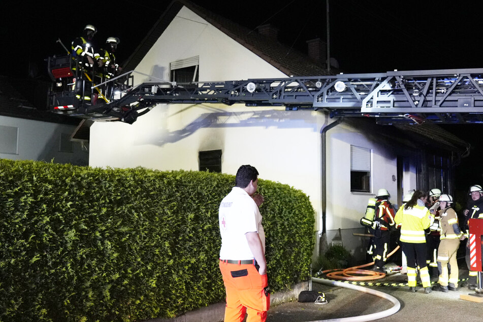Feuerwehr und Rettungskräfte waren am gestrigen Freitagabend in Baar-Ebenhausen aufgrund eines Brandes vor Ort im Einsatz.