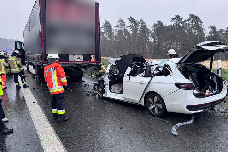 Tödlicher Unfall A70: VW steckt zur Hälfte unter Lkw