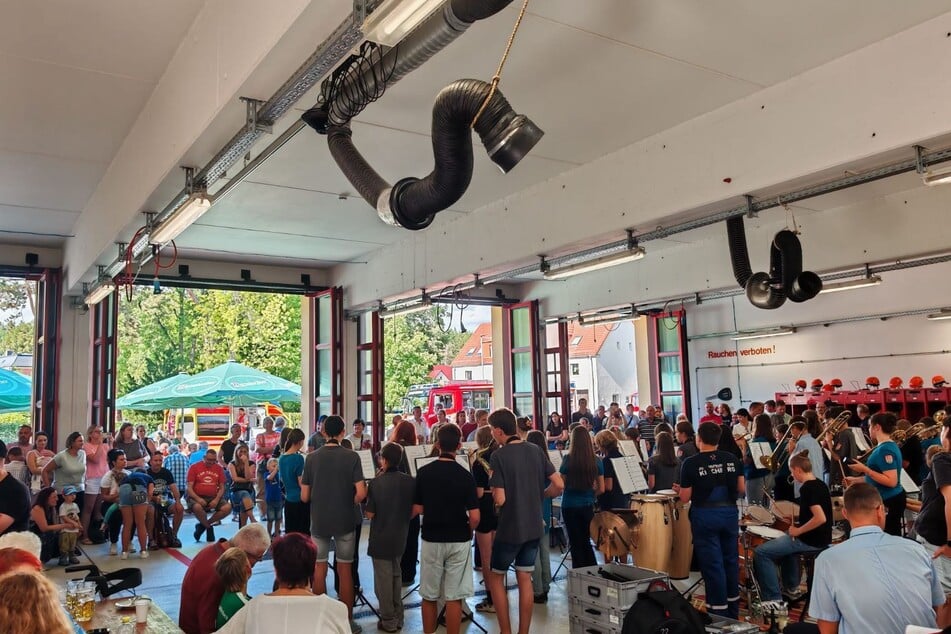 Während Besucher das Fest genossen, machte sich ein Dieb über zwei Geldbörsen von Kameraden her.