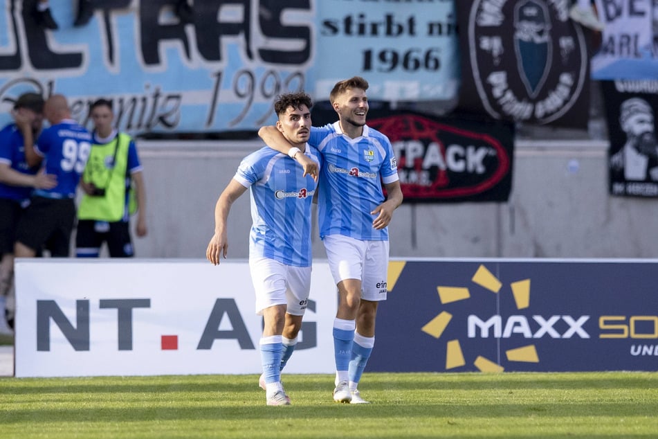 Lassen derzeit die Favoriten alt aussehen: Domenico Alberico (l.) und Tobias Stockinger. Hier feierten sie das 2:2 in Erfurt.
