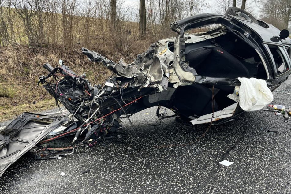 Horror-Unfall: Auto komplett zerfetzt, 30-Jähriger tot
