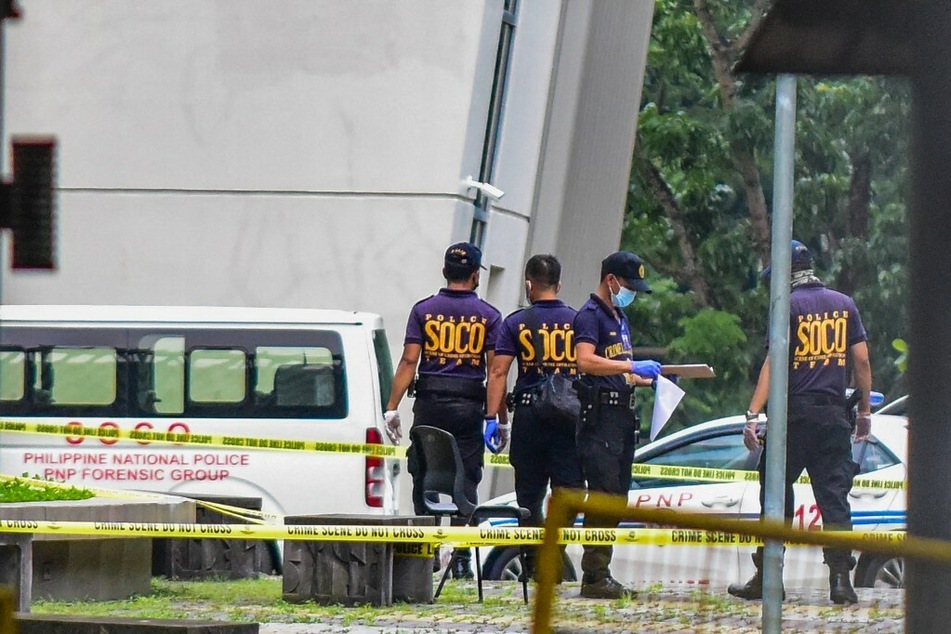 Die Polizei ist auf dem Gelände einer Universität in Manila im Einsatz, nachdem dort drei Menschen erschossen worden sind.