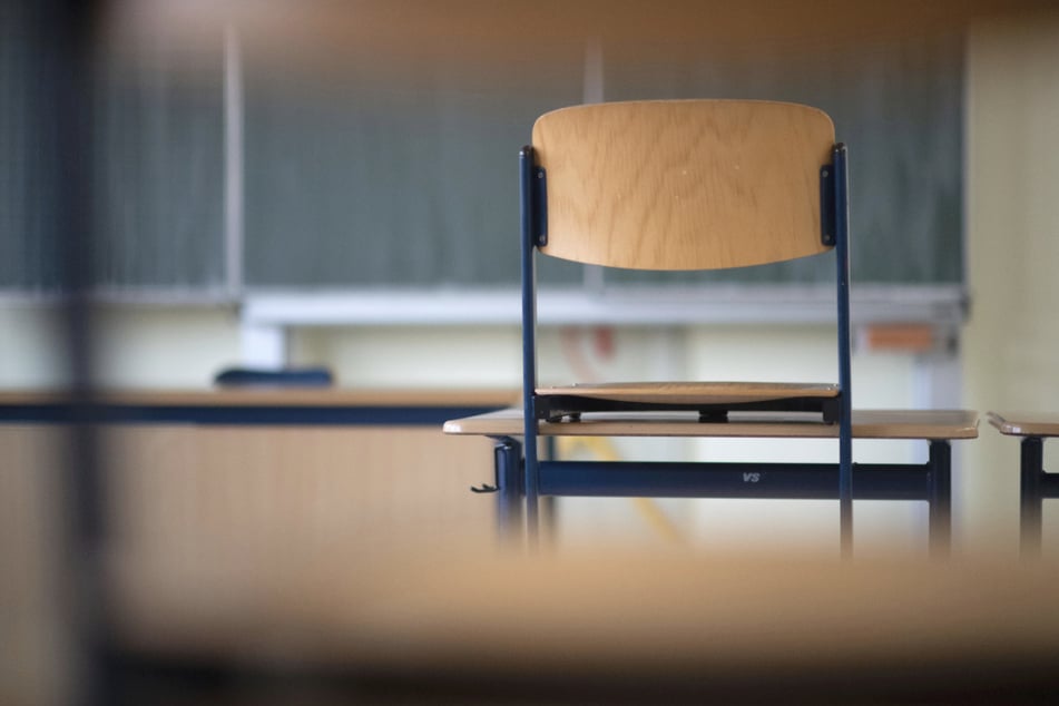 Für etwa 400 Schüler begann der Schultag am Montag mit einem großen Polizeieinsatz. (Symbolbild)