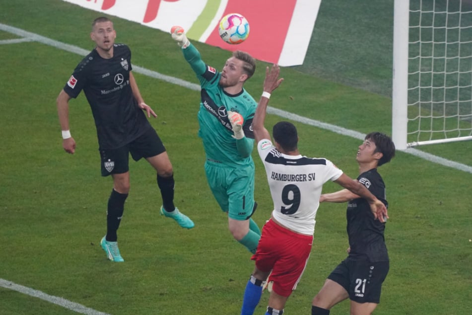 Zur Relegation gegen den HSV kehrte Florian Müller (25, 2.v.l.) ins VfB-Tor zurück. In den beiden Begegnungen kassierte er einen Gegentreffer.