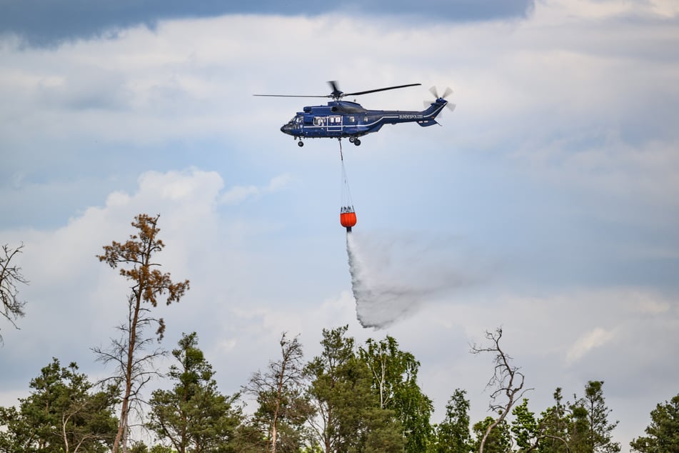 Im Zuge der Waldbrandbekämpfung hat die Bundespolizei über 900.000 Liter Löschwasser über Ostdeutschland abgeworfen.