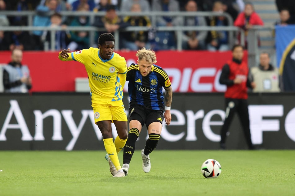 Christian Conteh (l.) half am Freitagabend tatkräftig mit, den BTSV in eine hervorragende Ausgangsposition für das Relegations-Rückspiel zu bringen.