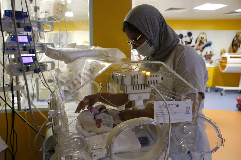 Eine Krankenschwester kümmert sich an einem Inkubator auf der Entbindungsstation der Privatklinik von Ain Borja um eines der neun Kinder, die eine Frau aus Mali per Kaiserschnitt zur Welt gebracht hat.