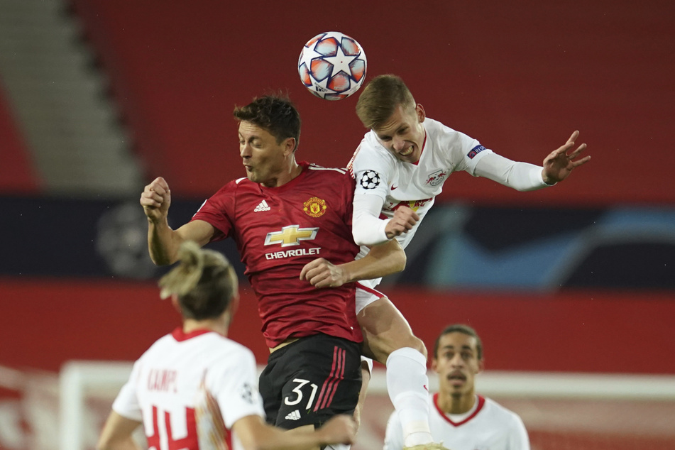 Dani Olmo (r.) im Kopfballduell mit Nemanja Matic.