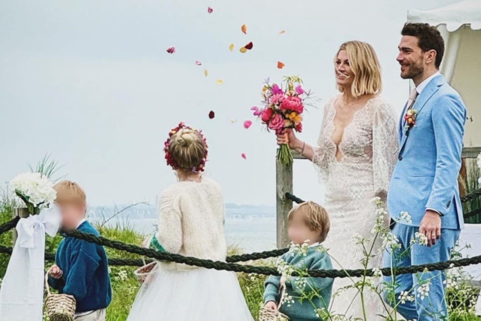 Nina Bott teilt erste Hochzeitsfotos: "Fange jedes Mal wieder an zu heulen"